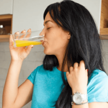 Persona bebiendo liquido